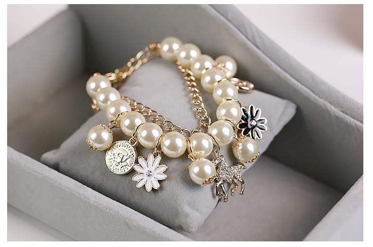 Perlenblumenarmband – Glamour und Raffinesse
