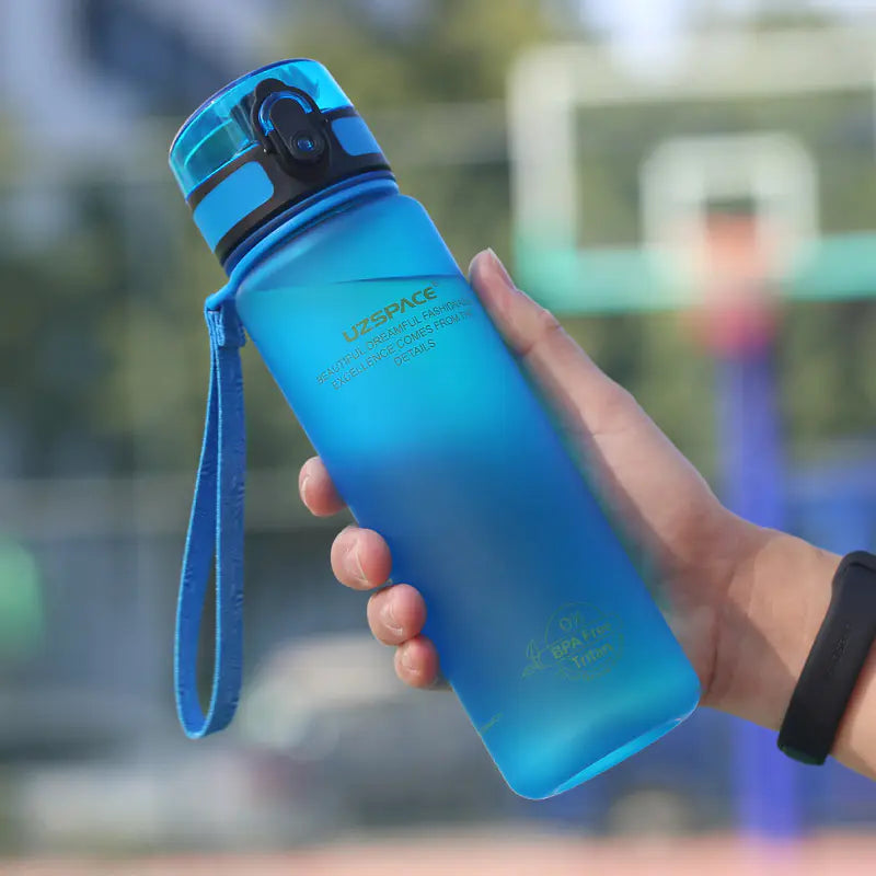 Farbige Trinkflasche mit großer Kapazität – tragbar für Sport und Studium