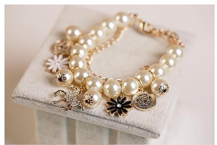 Perlenblumenarmband – Glamour und Raffinesse