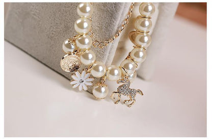 Perlenblumenarmband – Glamour und Raffinesse
