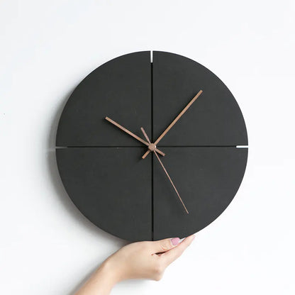 Minimalistische Wanduhr in modernem und geräuschlosem Design