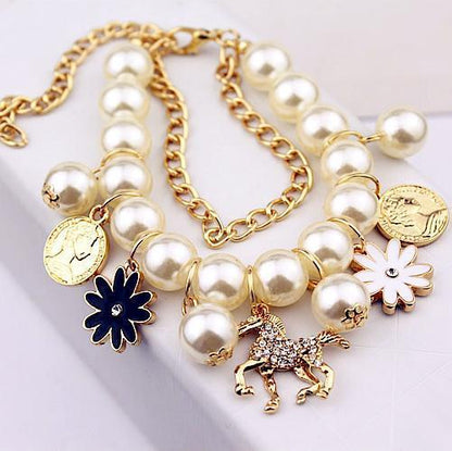 Perlenblumenarmband – Glamour und Raffinesse