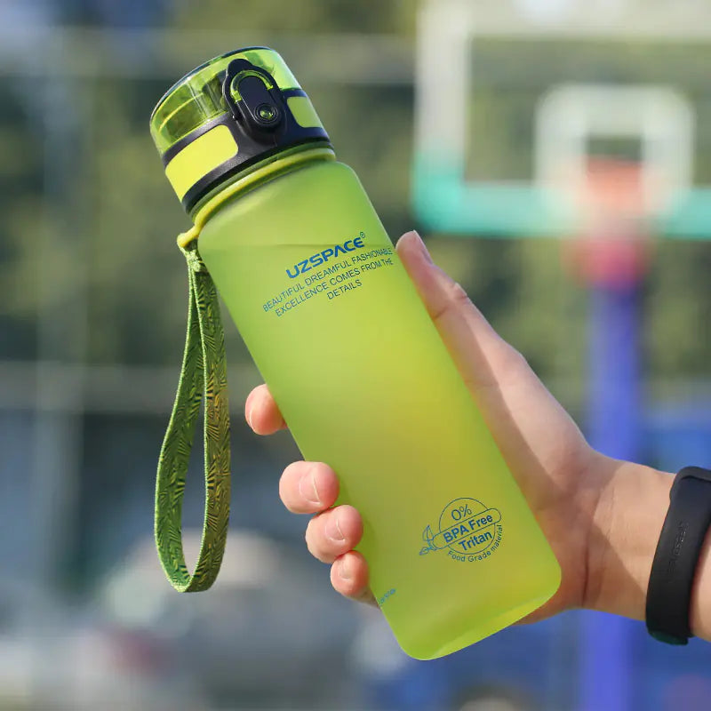 Farbige Trinkflasche mit großer Kapazität – tragbar für Sport und Studium