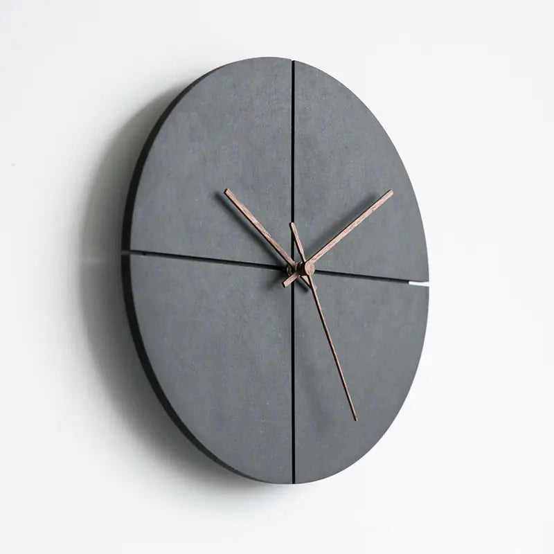 Minimalistische Wanduhr in modernem und geräuschlosem Design