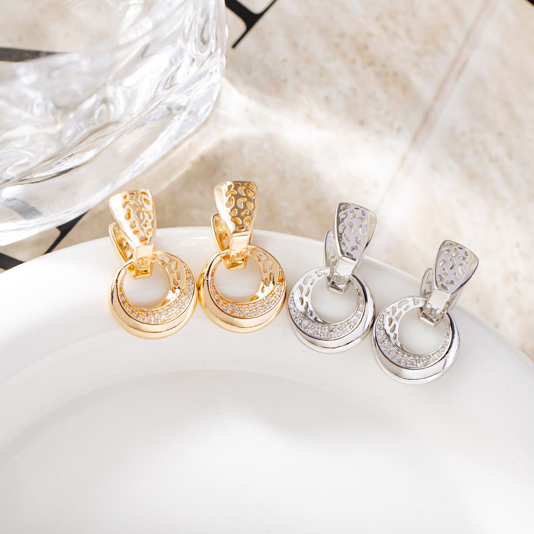 Pendientes Luna Redonda Hueca – Elegancia Minimalista