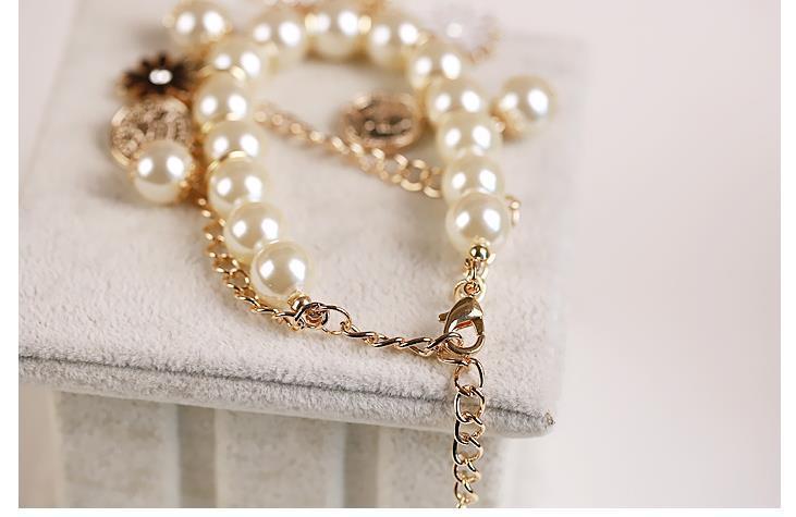 Perlenblumenarmband – Glamour und Raffinesse