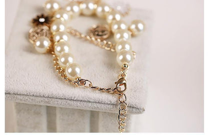 Perlenblumenarmband – Glamour und Raffinesse