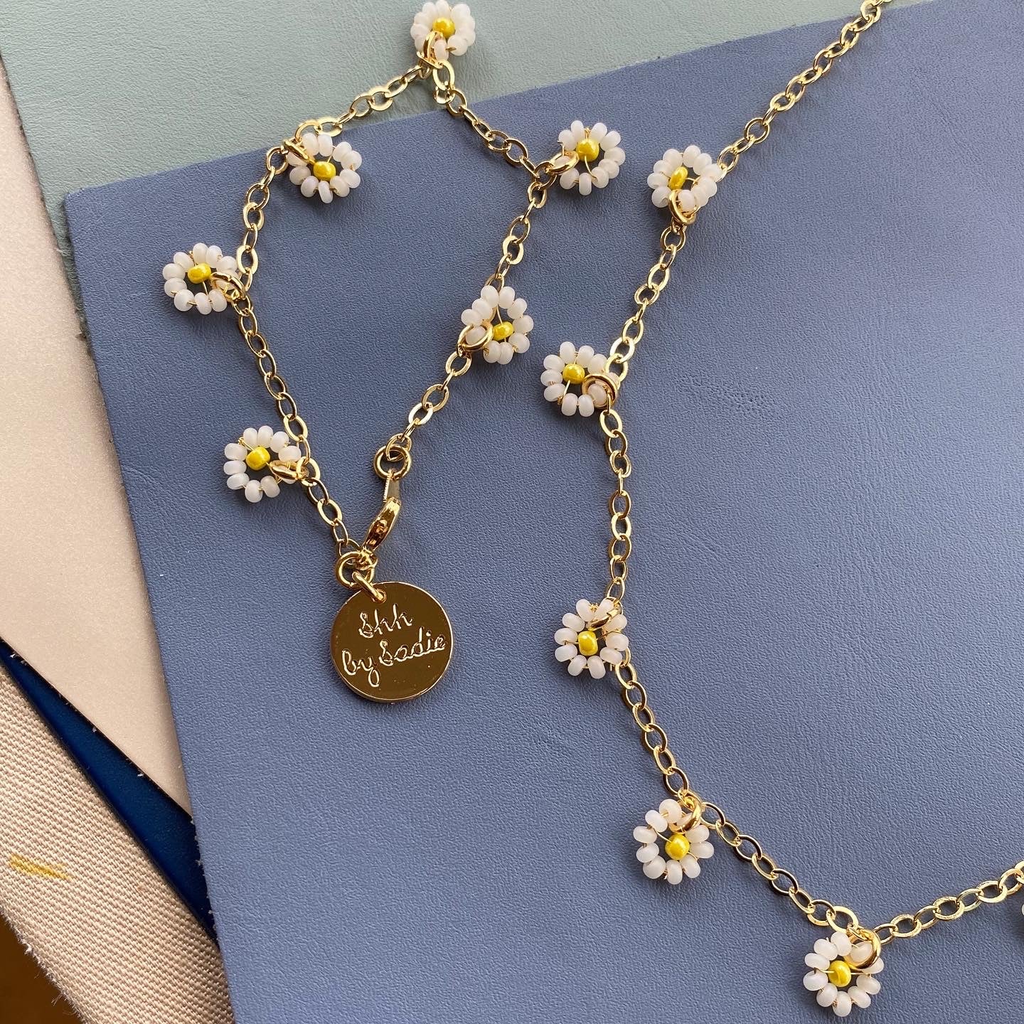 Armbandkette mit Perlen und Blumen