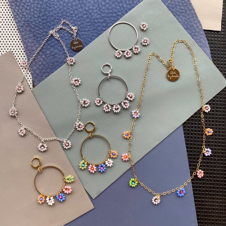 Armbandkette mit Perlen und Blumen