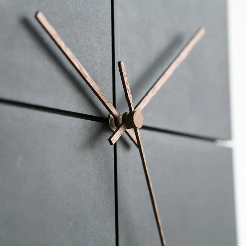 Minimalistische Wanduhr in modernem und geräuschlosem Design