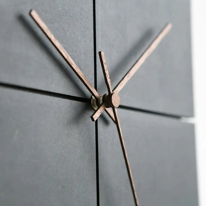 Minimalistische Wanduhr in modernem und geräuschlosem Design