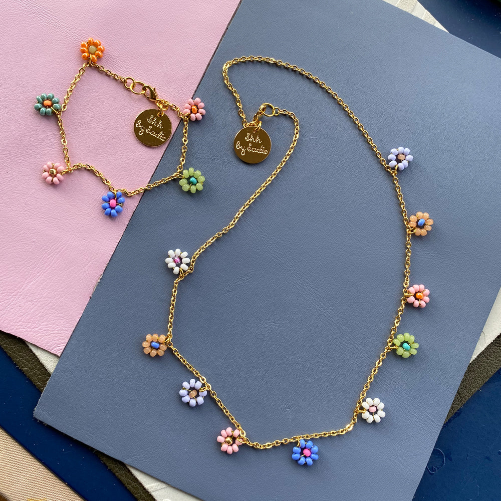 Pulsera de cadena con perlas y flores
