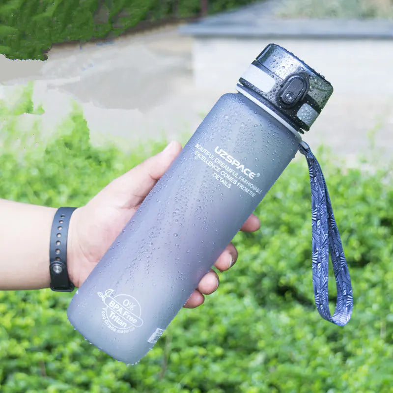Farbige Trinkflasche mit großer Kapazität – tragbar für Sport und Studium