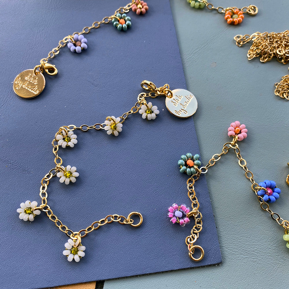Pulsera de cadena con perlas y flores