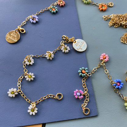 Armbandkette mit Perlen und Blumen