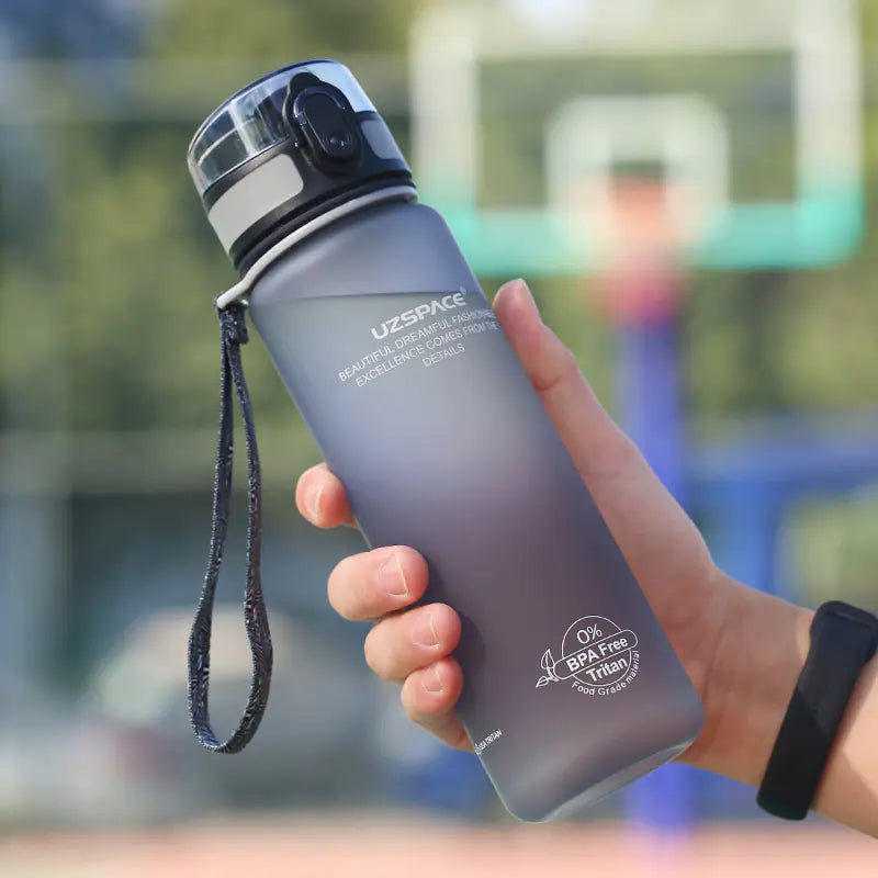 Farbige Trinkflasche mit großer Kapazität – tragbar für Sport und Studium