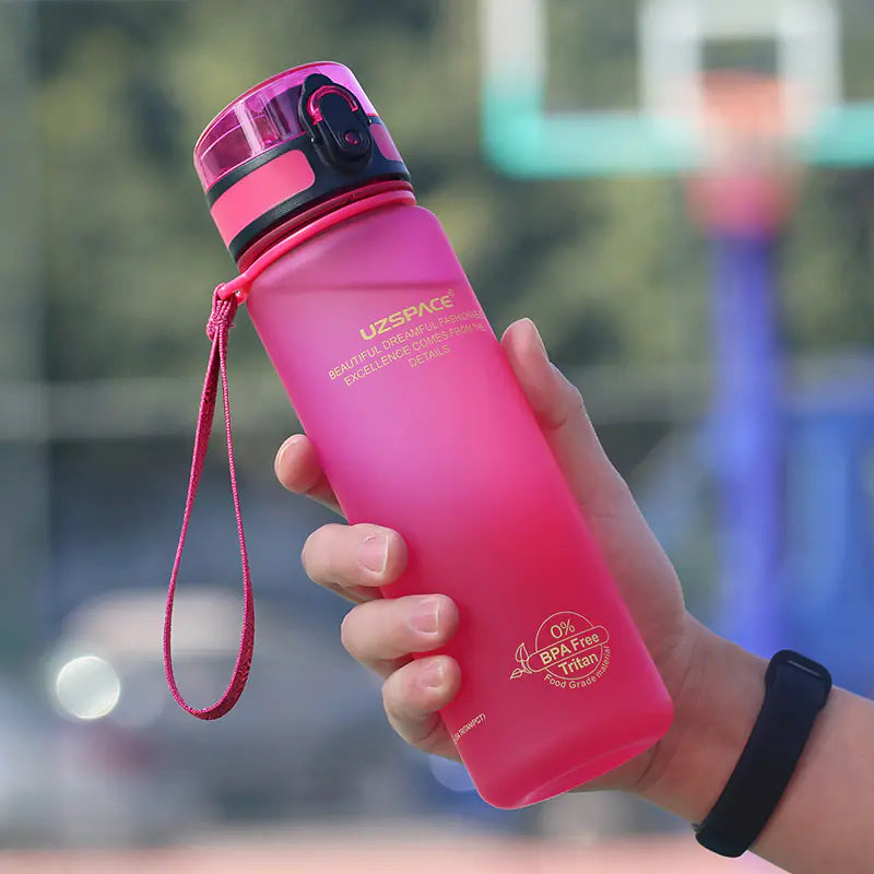 Farbige Trinkflasche mit großer Kapazität – tragbar für Sport und Studium