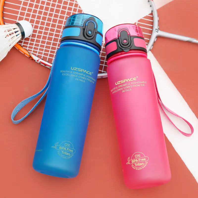 Farbige Trinkflasche mit großer Kapazität – tragbar für Sport und Studium